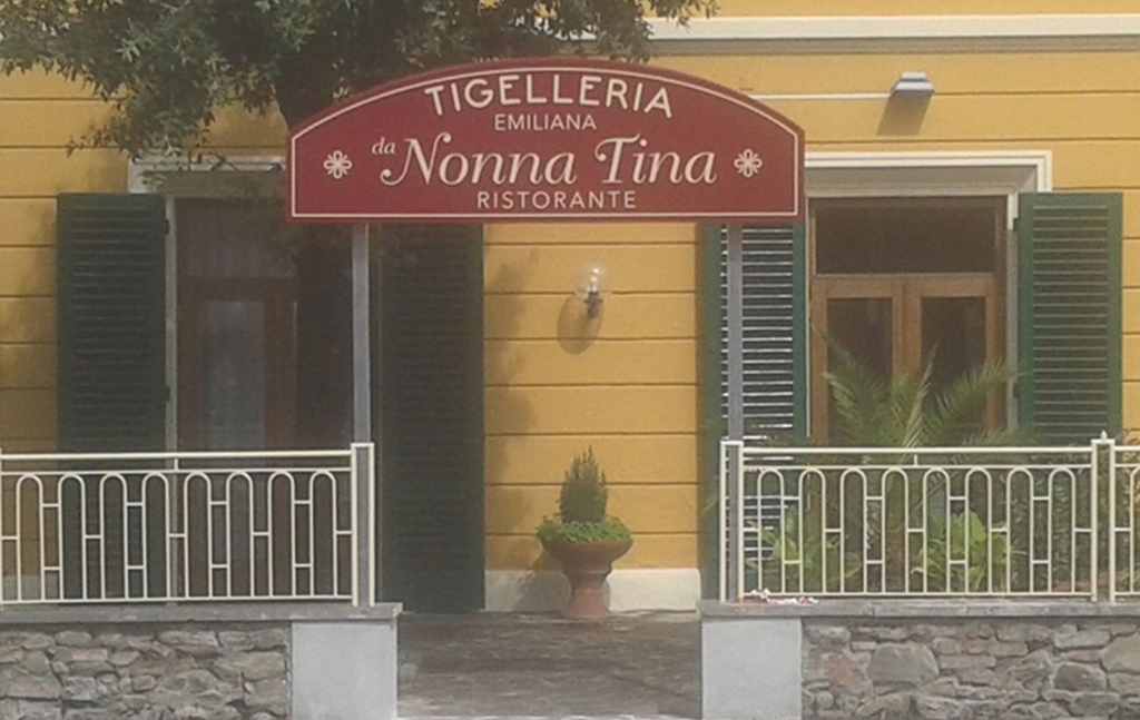 insegne luminose Pistoia ristorante tigelleria nonna tina